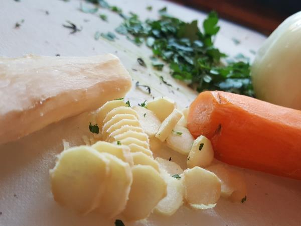 Piščančja obara z žličniki